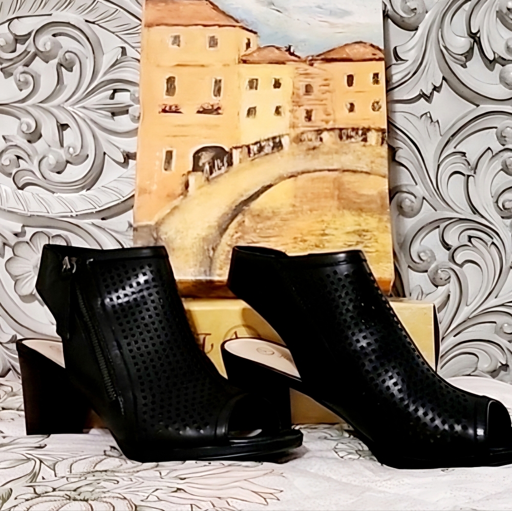 BELLA vita Leonre Black Leather Sandals